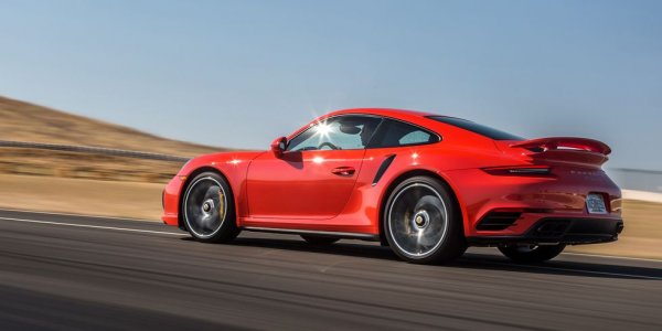 С 580 конски сили, задвижване 4х4 и брилянтна трансмисия с два съединителя, 911 Turbo S е чудовище. Както по отношение на максималната скорост, така и при ускорението от 0 до 96 км/ч &ndash; 2,6 секунди. И е най-близо до първата половина на класирането.